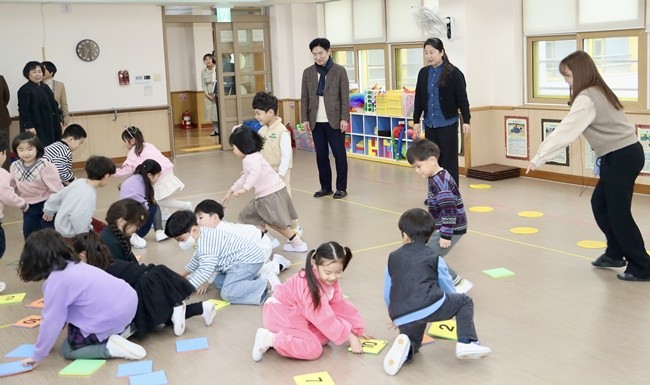 김대중 전남교육감이 삼호유치원에서 놀이 수업을 참관하고 있다.
