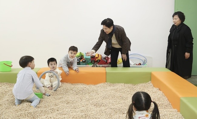 김대중 전남교육감이 삼호유치원에서 놀이 수업을 참관하고 있다.