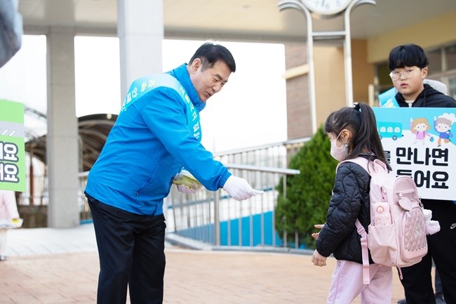 이정선 교육감이 12일 문산초에서 개최된 ‘등굣길 교통안전 캠페인’에 참여했다.