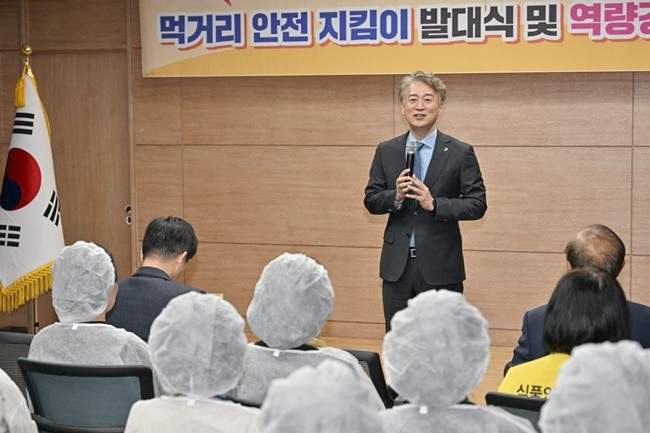 김이강 광주 서구청장이 13일 서구청 이음홀에서 열린 ‘먹거리 안전 지킴이 발대식’에서 인사말을 하고 있다. 광주 서구 제공