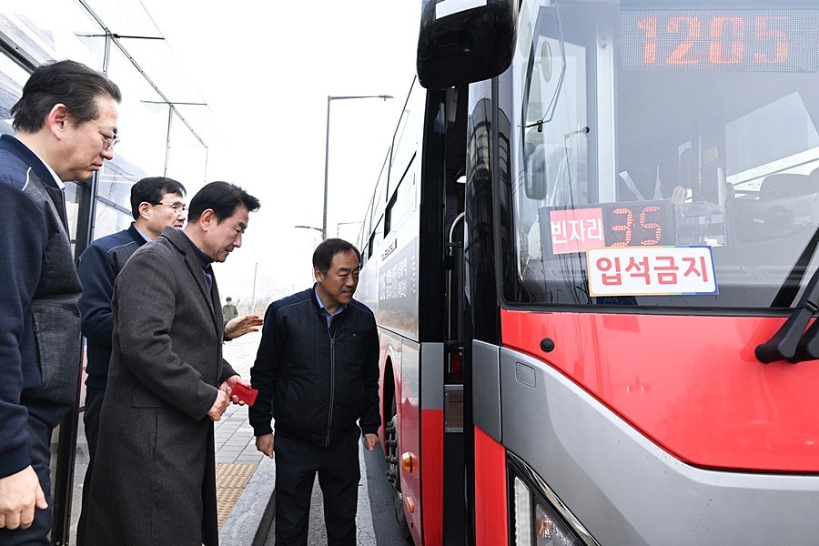 김동근 시장이 3월 13일 아침 1205번 광역버스 출근길 현장 점검을 위해 버스에 탑승하고 있다