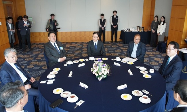 김영록 전라남도지사가 13일 영암 호텔현대 바이 라한 목포에서 열린 ‘2025년 호남권 현장경영’ 행사에서 강호동 농협중앙회 회장과 환담하고 있다.