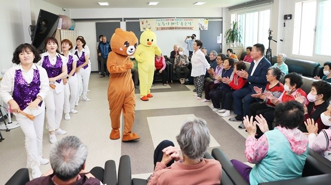 노인복지센터를 방문하여 전통문화 공연을 하고 있는 무안군 지역사회보장협의체