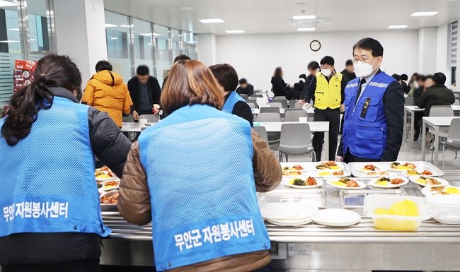 무안국제공항 구내식당에서 식사를 준비하고 있는 무안군 자원봉사자들