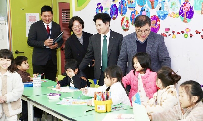 김대중 교육감이 해남동초 늘봄교실을 찾아 학생들과 소통하고 있다.