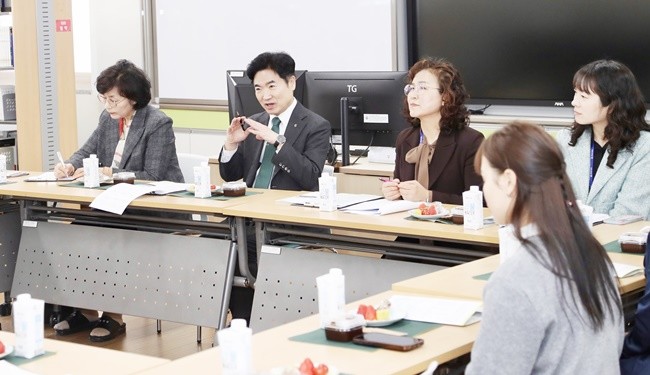 김대중 교육감과 황산중 교육가족들이 다문화교육 운영 방향을 논의하고 있다.