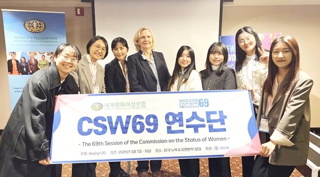 제69차 유엔 여성 지위위원회(UN CSW) 병행포럼에 참석한 한국 연수단과 UN CSW GENEVA 캐롤린 핸신 회장과 함께한 기념사진을 촬영하고 있다.