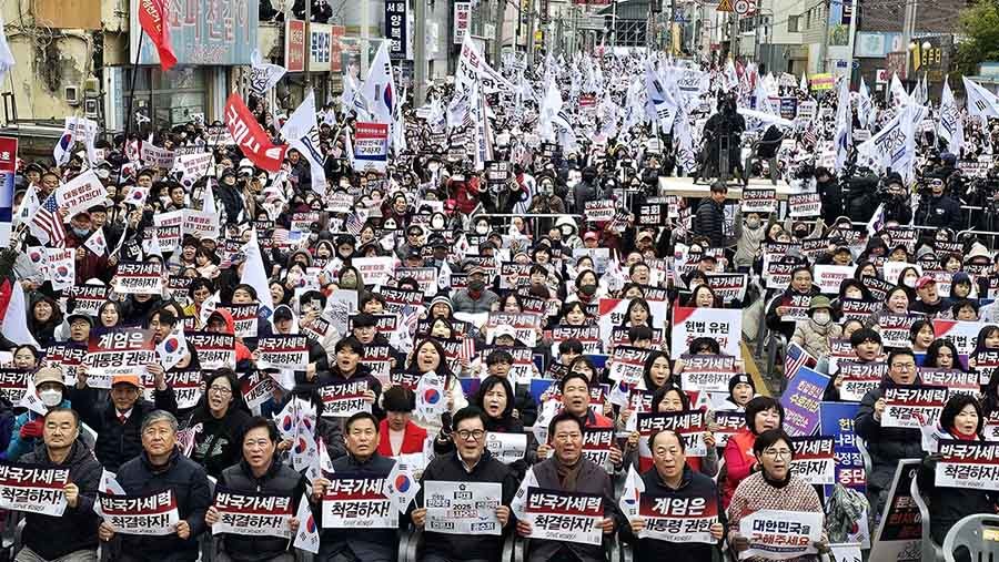 15일 오후 경북 구미시 구미역 앞에서 열린 '세이브코리아 국가비상기도회'에 인파가 몰려 있다. / 기사