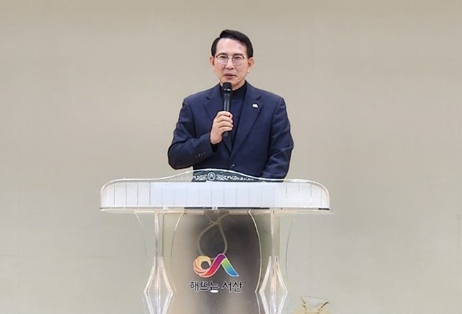 제1회 한민족선민대서사시 국민교육 및 다문화효정평화문화축제에서 축사를 전하는 이완섭 서산시장