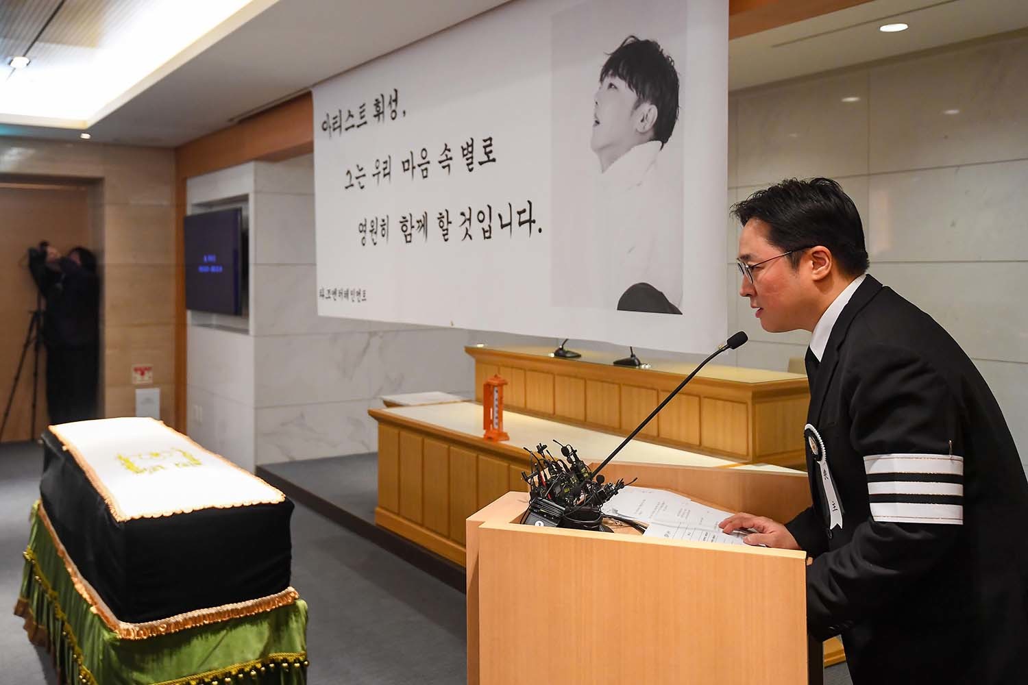 16일 오전 서울 강남구 삼성서울병원 장례식장에서 열린 고(故) 휘성의 영결식에서 상주인 동생 최혁성씨가 추도사하고 있다. / 뉴스1(공동취재)