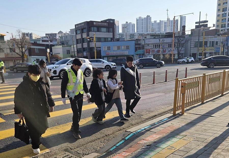 김정헌 중구청장(오른쪽)