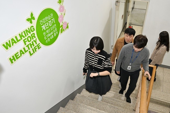 광주 서구청 직원들이 17일 자기계발 동호회 '나를 만드는 100일의 기적' 프로젝트 시작을 알리며 서구청 계단에서 누적 2000층 이상 계단 오르기 챌린지를 하고 있다. 광주 서구 제공