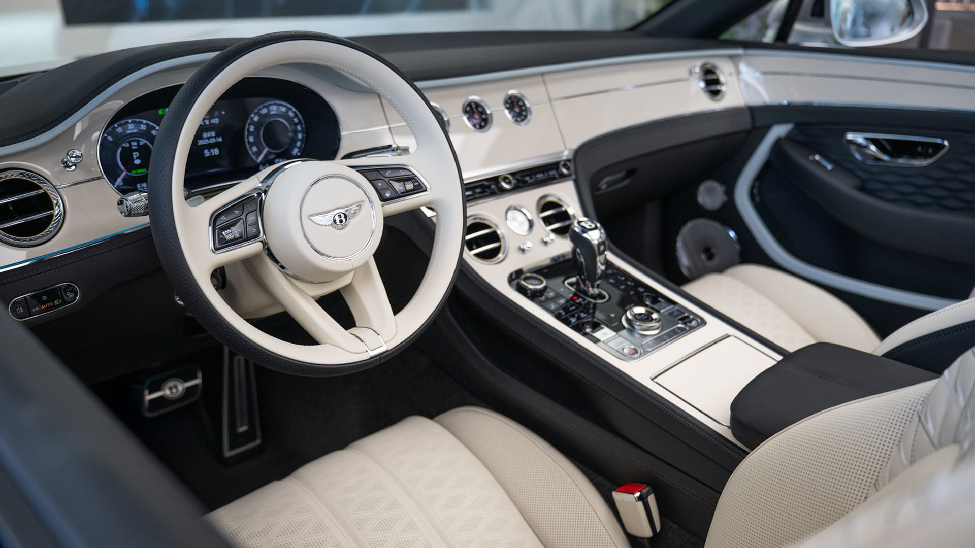 벤틀리 더 뉴 컨티넨탈 GTC 뮬리너의 실내. / 벤틀리모터스코리아