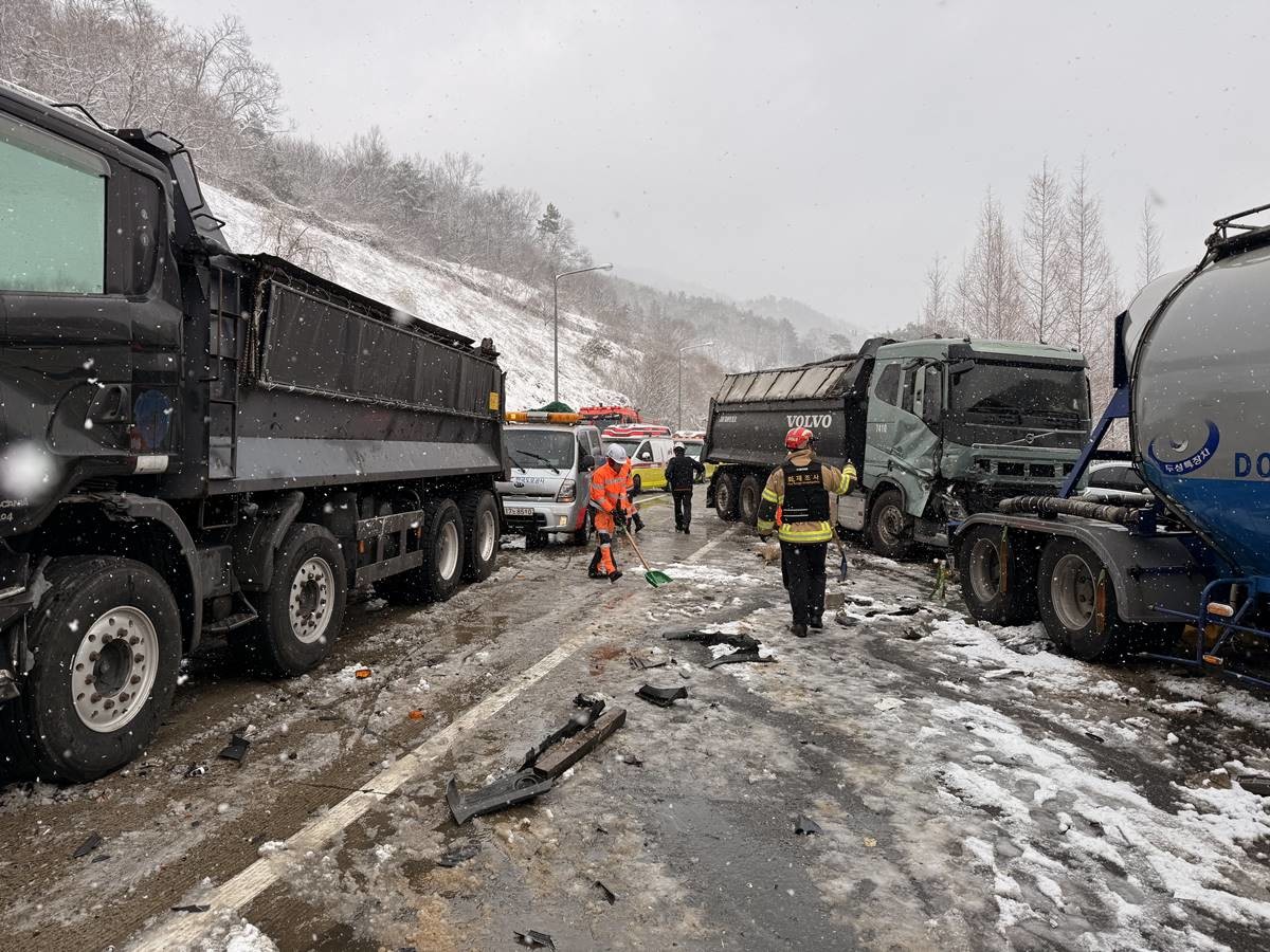 18일 오전 10시 40분쯤 남해고속도로 초암산 터널(보성) 방면에서 42중 추돌사고가 발생해 소방당국이 현장 안전 조치를 하고 있다 / 뉴스1(전남소방본부 제공)