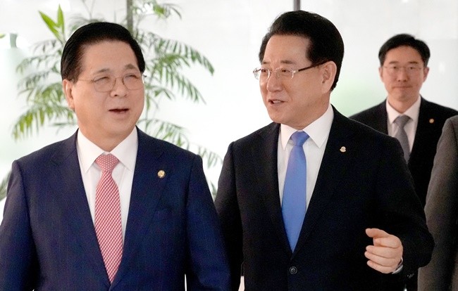 김영록 전라남도지사가 18일 오후 서울 여의도 순복음교회를 방문, 이영훈 목사와 대화를 나누고 있다.