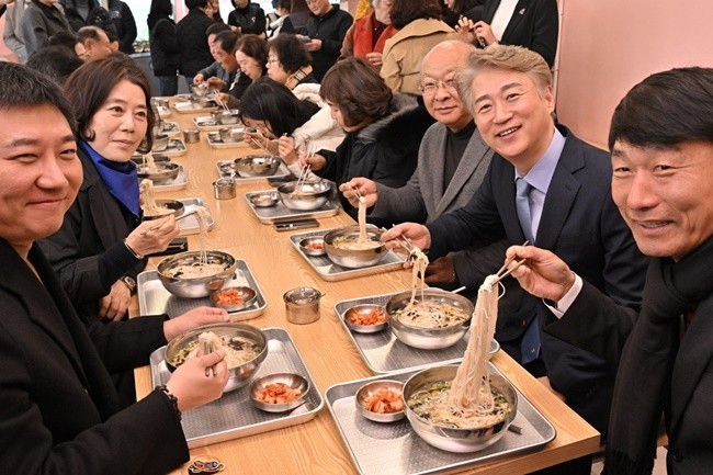 김이강 광주 서구청장이 18일 서구 상무2동 ‘천원국시 9호점’ 개소식에서 참석자들과 시식을 하고 있다. 광주 서구 제공