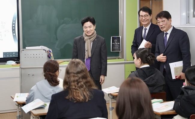 김대중 전남교육감이 목포여자상업고등학교에서 공부하고 있는 몽골 ‧쿠바 학생과 만나 대화를 하고 있다.