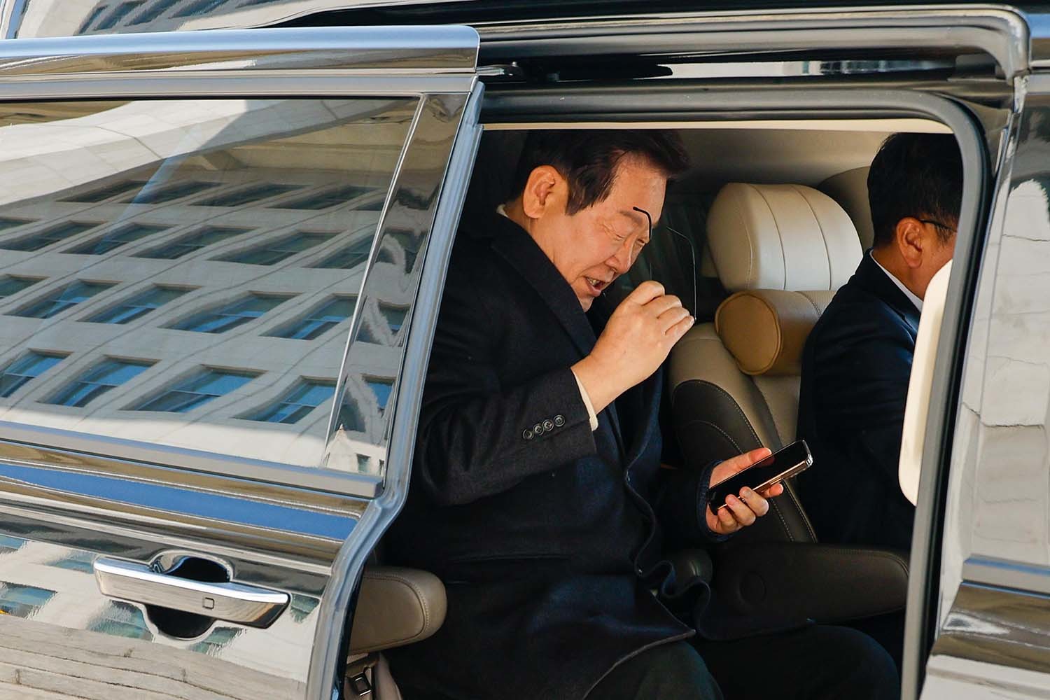 암살 위협설로 인해 방탄복을 입은 이재명 더불어민주당 대표가 19일 서울 여의도 국회에서 비공개 최고위원회의를 마친 후 이동하고 있다. / 뉴스1