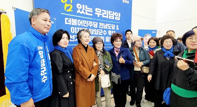 문재인 전 대통령의 배우자인 김정숙 여사가 ‘깜짝’ 방문해 이재종 후보 지지자들과 기념촬영을 하고 있다.