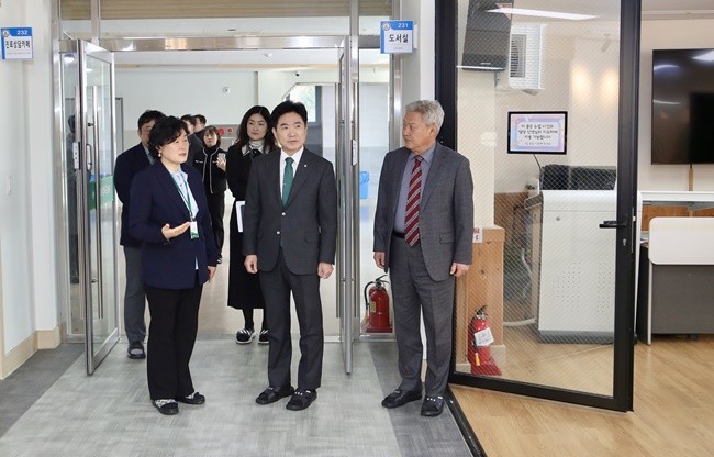 김대중 교육감이 보성고등학교 도서실과 진로상담카페 공간을 둘러보고 있다.