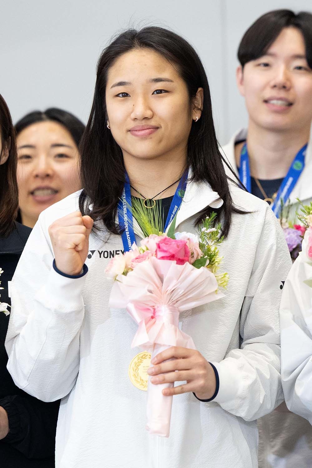 전영 오픈에서 우승을 차지한 배드민턴 안세영이 18일 오후 인천국제공항을 통해 귀국해 기념촬영하고 있다. 배드민턴 여자 단식 세계랭킹 1위 안세영은 지난 17일(한국시간) 영국 버밍엄에서 열린 세계배드민턴연맹(BWF) 월드투어 슈퍼 1000 전영 오픈 여자 단식 결승전에서 왕즈이(중국)을 상대로 역전승해 2년 만의 정상 탈환에 성공했다. 또 올해 들어 20경기 연속 무패 행진을 이어가며 국제대회 4연속 우승이라는 금자탑도 세웠다. / 뉴스1