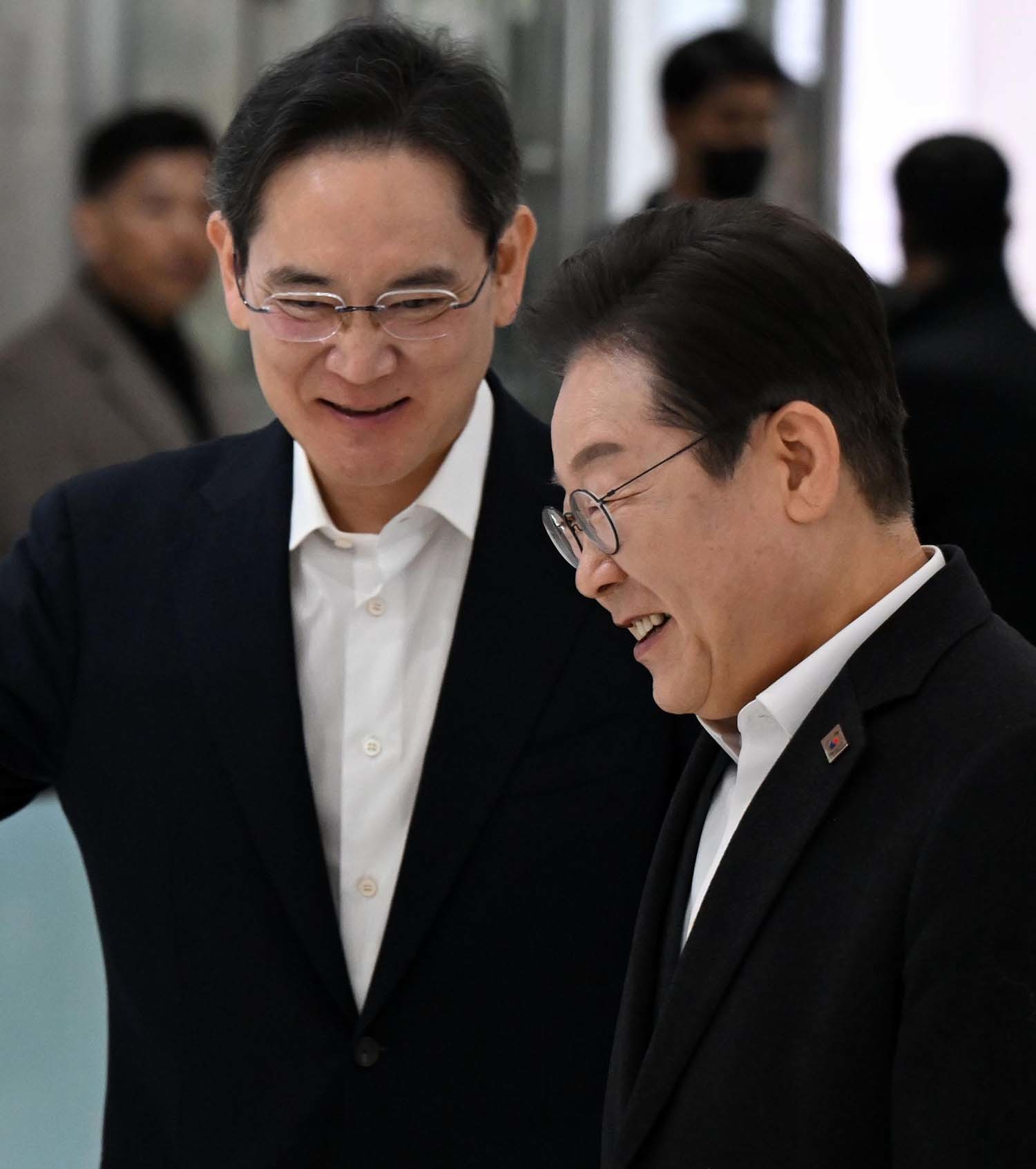 이재명 더불어민주당 대표와 이재용 삼성전자 회장이 20일 오전 서울 강남구 삼성 청년 소프트웨어 아카데미(SSAFY)에서 환담을 하기 위해 이동하고 있다. / 뉴스1 (공동취재)