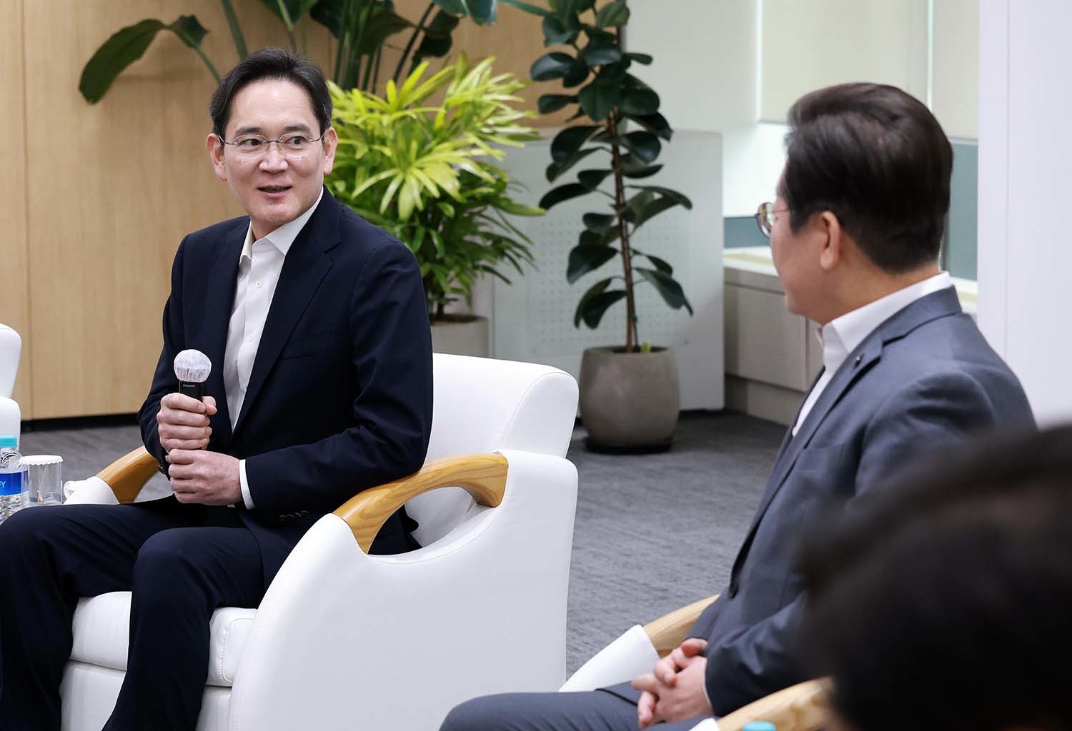 이재명 더불어민주당 대표와 이재용 삼성전자 회장이 20일 오전 서울 강남구 삼성 청년 소프트웨어 아카데미(SSAFY)에서 환담을 하고 있다. / 뉴스1(공동취재) 2