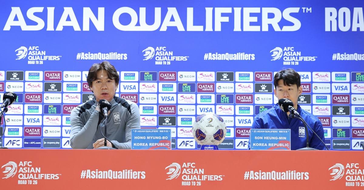 대한민국 축구대표팀 홍명보 감독(왼쪽)과 손흥민이 지난 19일 오후 경기 고양시 고양종합운동장에서 오만전 관련 기자회견을 하고 있다.  / 뉴스1