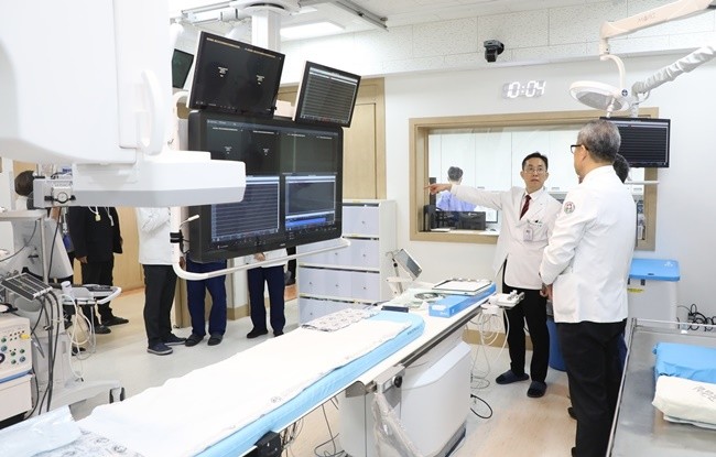 정 신 전남대학교병원장 등 관계자들이 7동6층 심도자실 안에서 초정밀 혈관조영 촬영 장비인 ‘아주리온’에 대해 설명을 듣고 있다.