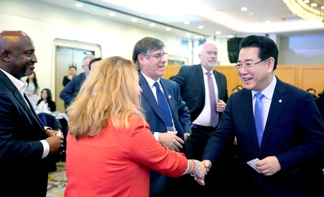 김영록 전라남도지사가 20일 오후 여수 소노캄호텔에서 2026여수세계섬박람회 참가국 모집을 위해 열린 ‘주한외국공관장 초청 팸투어’ 환영만찬에서 주한외국공관장들과 인사를 나누고 있다.