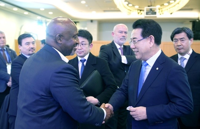 김영록 전라남도지사가 20일 오후 여수 소노캄호텔에서 2026여수세계섬박람회 참가국 모집을 위해 열린 ‘주한외국공관장 초청 팸투어’ 환영만찬에서 주한외국공관장들과 인사를 나누고 있다.