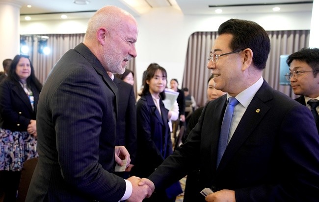 김영록 전라남도지사가 20일 오후 여수 소노캄호텔에서 2026여수세계섬박람회 참가국 모집을 위해 열린 ‘주한외국공관장 초청 팸투어’ 환영만찬에서 주한외국공관장들과 인사를 나누고 있다.