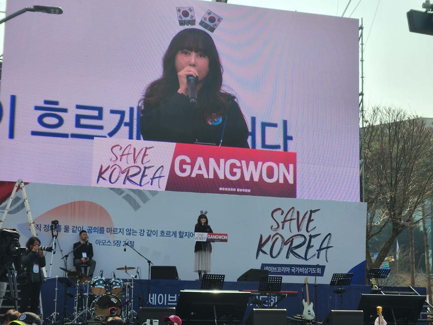 22일 강원도청 앞 중앙로터리에서 세이브코리아 등 보수단체들이 가진 윤석열 대통령 탄핵 반대 집회에서 최서원(개명 전 최순실) 씨의 자녀 정유연(개명 전 정유라) 씨가 연사로 나서 발언하고 있다. / 뉴스1