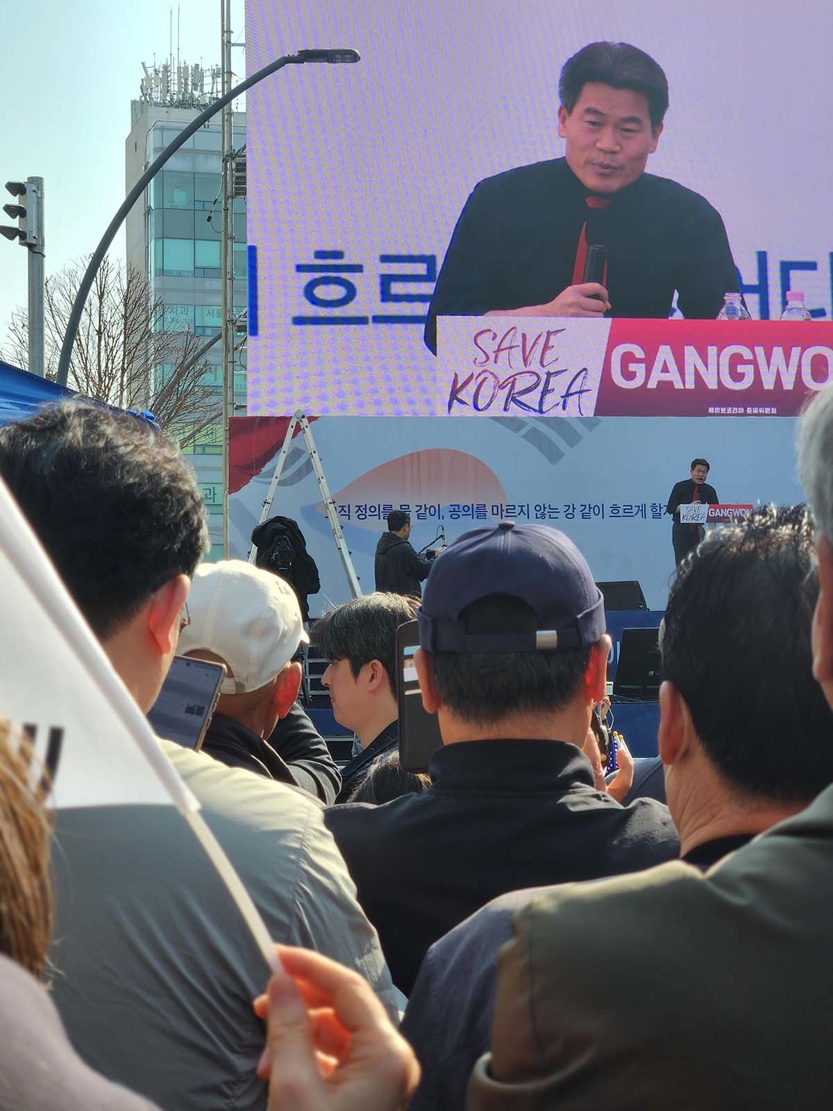 22일 춘천 강원도청 앞 중앙로터리에서 보수 개신교계 단체인 세이브코리아가 가진 윤석열 탄핵 반대 집회에서 한국사 강사 전한길 씨가 발언하고 있다. / 뉴스1