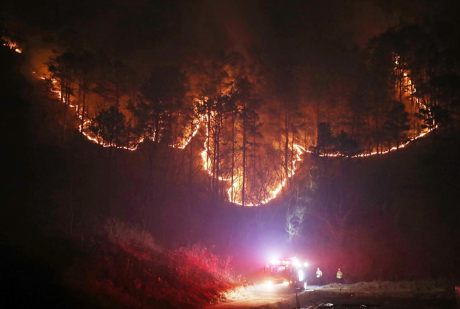 경남 산청 대형 산불이 사흘째로 접어든 23일 오전 산청군 시천면 일대에서 산불이 번지고 있다. / 뉴스1