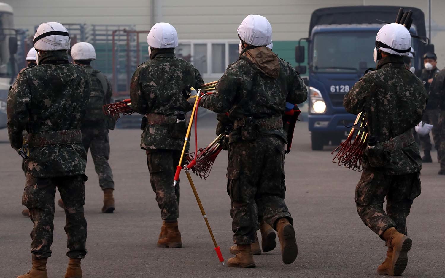 경남 산청 대형 산불이 사흘째로 접어든 23일 오전 산청군 시천면에서 39사단 장병들이 산불 진화작업을 준비하고 있다. / 뉴스1