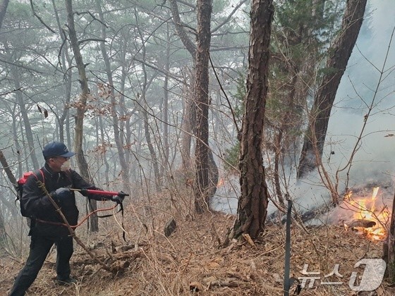 하동군 옥종면에서 22일 발생한 산불을 산불진화대원이 불을 끄고 있다. / 뉴스1
