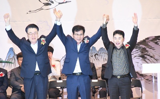 전국 최고 난 축제인 ‘2025 대한민국 난 명품 대제전’이 한국춘란의 최대 자생지 전남 함평군에서 열렸다.구복규 화순군수,이상익함평군수,이남오 함평군의회 의장(왼쪽부터)이 함평군 반 발전을 위해 손을 들어 환호하고있다.