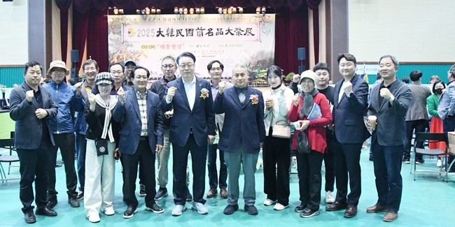 전국 최고 난 축제인 ‘2025 대한민국 난 명품 대제전’이 한국춘란의 최대 자생지 전남 함평군에서 열렸다.구복규 화순군수가 일행들과 기념촬영을 하고 있다.