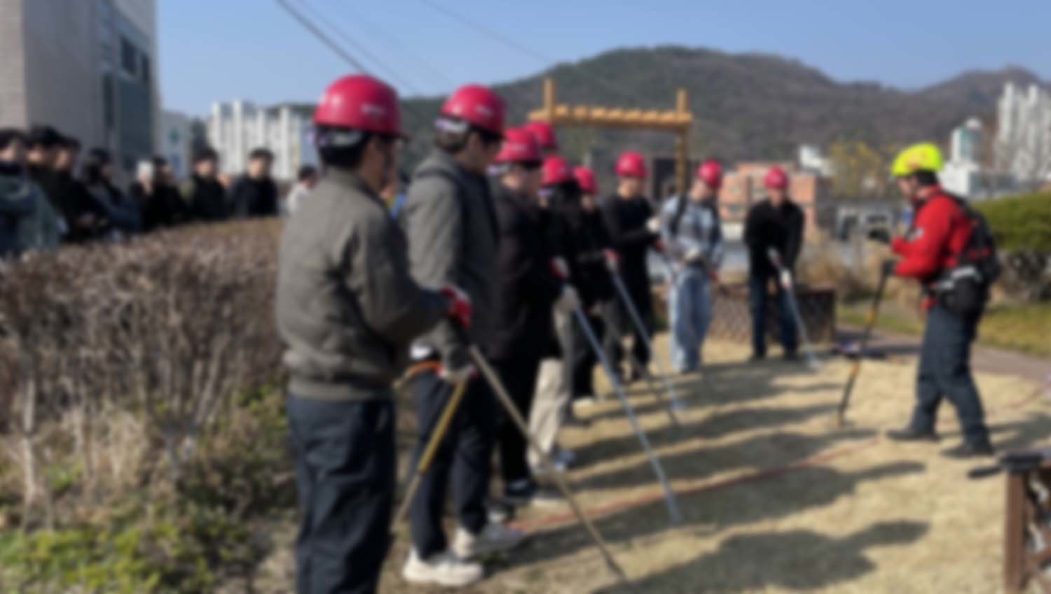 경북 한 군단위 지자체의 산불진화대가 잔불 진화 방법에 대한 실습을 하고 있다. 해당 지자체가 홍보용으로 배포한 사진을 흐릿하게 처리했다.
