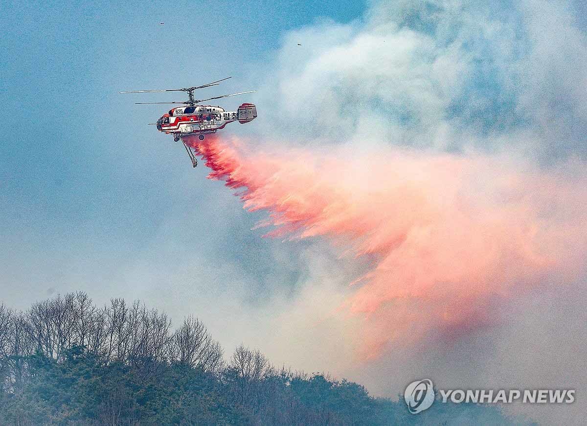 경북 의성군 대형 산불 발생 사흘째인 24일 의성군 옥산면 정자리에서 산림청 헬기가 산불지연제(리타던트)를 투하하며 산불 진화를 하고 있다. / 연합뉴스