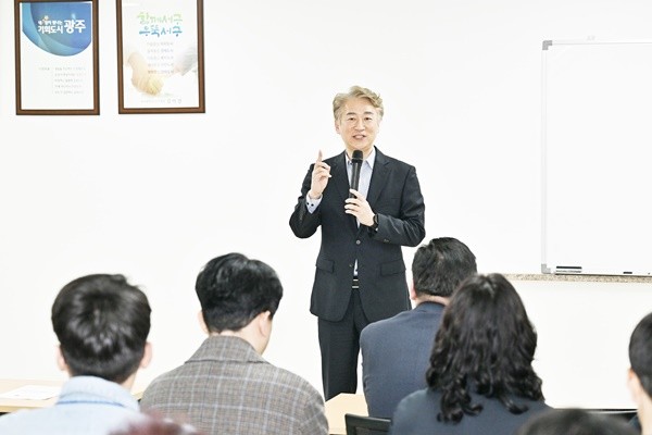 김이강 광주 서구청장이 25일 서구 소상공인경영지원센터 2층에서 열린 ‘착한 서구 장사의 신 멘토단(3기) 발대식’에서 인사말을 하고 있다. 광주 서구 제공