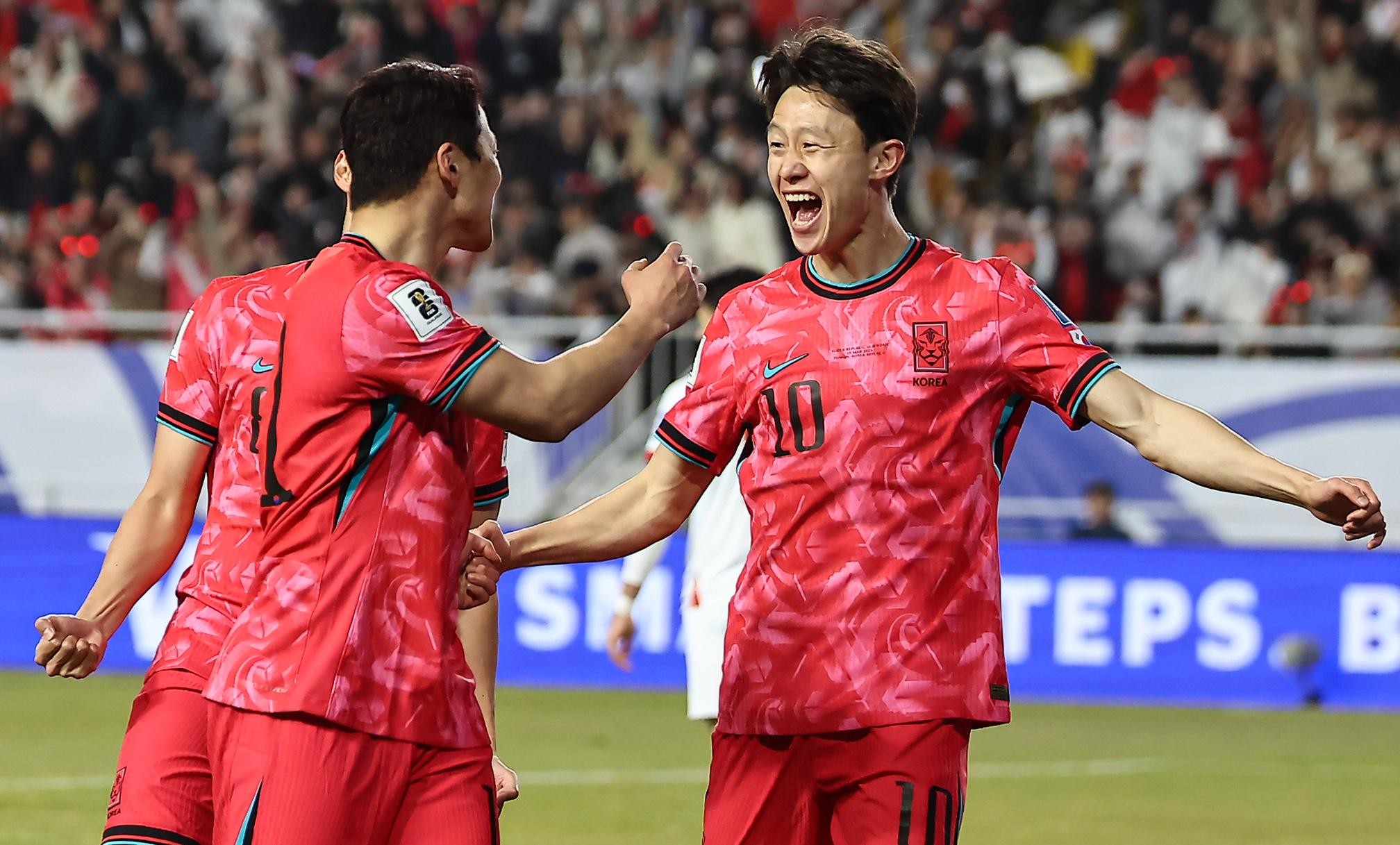25일 오후 경기 수원월드컵경기장에서 열린 2026 국제축구연맹(FIFA) 북중미 월드컵 아시아 3차 예선 B조 8차전 대한민국과 요르단의 경기, 대한민국 이재성이 선제골을 넣고 동료들과 기뻐하고 있다. / 뉴스1
