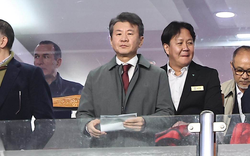 정몽규 대한축구협회장이 25일 오후 경기 수원월드컵경기장에서 열린 2026 국제축구연맹(FIFA) 북중미 월드컵 아시아 3차 예선 B조 8차전 대한민국과 요르단의 경기에 방문해 선수들을 지켜보고 있다. / 뉴스1