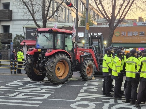 경찰이 26일 새벽 서십자각 농성장에서 트랙터를 강제 견인하고 있다. / 연합뉴스(독자 제공)