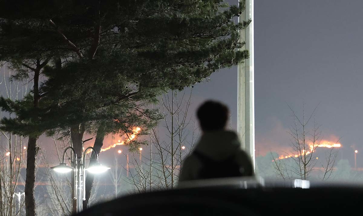 경북 의성 산불이 나흘째 이어지고 있는 25일 오후 경북 안동시 국립경국대학교 안동캠퍼스에 대피령이 내려져 재학생들이 비상 상황에 대비해 대기하고 있다. / 뉴스1