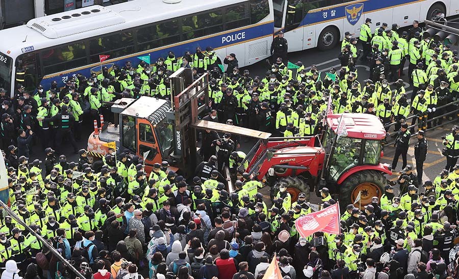 26일 오전 서울 종로구 광화문 서십자각 천막농성장 인근에서 경찰들이 전국농민회총연맹 소속 트랙터를 철수시키고 있다. / 뉴스1