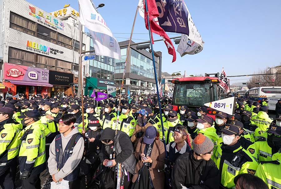 26일 오전 서울 종로구 광화문 서십자각 천막농성장 인근에서 윤석열 대통령 탄핵을 촉구하며 트랙터 상경 집회를 시도한 전국농민회총연맹 시위대가 경찰과 대치하고 있다. / 뉴스1