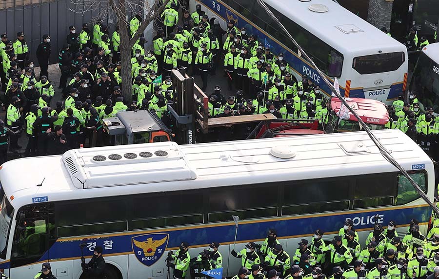 26일 오전 서울 종로구 광화문 서십자각 천막농성장 인근에서 경찰들이 전국농민회총연맹 소속 트랙터를 철수시키고 있다. / 뉴스1