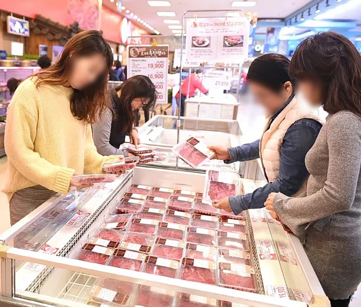 서울 서초구 농협하나로마트 양재점에서 소비자들이 제주도 말고기 특별 소비촉진 행사에 나온 소포장 상품들을 살펴보고 있다. / 2018년 12월 27일자 연합뉴스